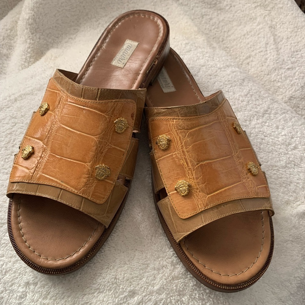 Mens genuine alligator two-tone slide. Gold emblems on the top.